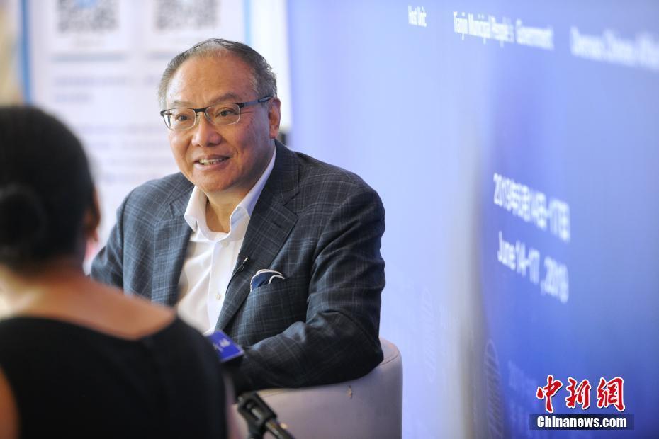华侨华人嘉宾代表美国百人会大中华地区共同主席李学海接受采访